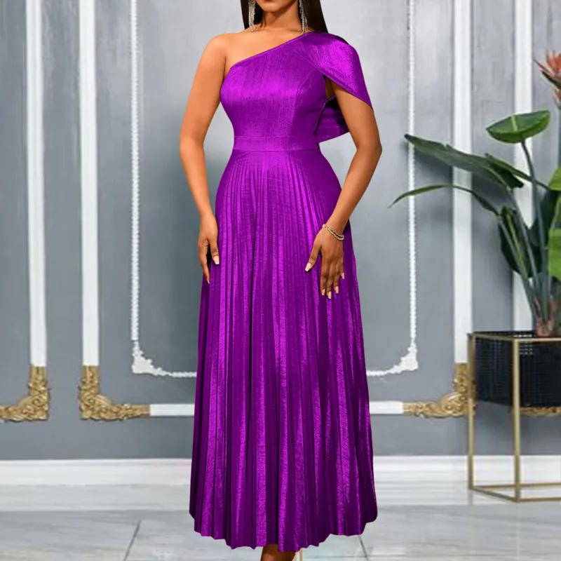 Damen Elegantes Maxi-Kleid mit asymmetrischem Schulterdesign und schimmerndem Plisseestoff – Élara