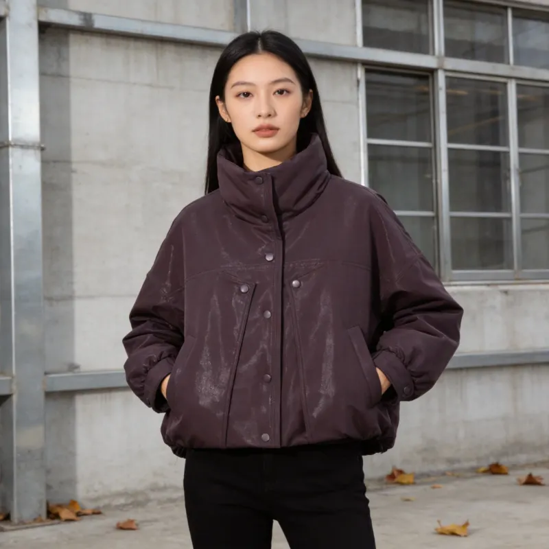 Damen Kurze wattierte Jacke in Lederoptik mit hohem Stehkragen und gerafftem Saum Echoarchiv