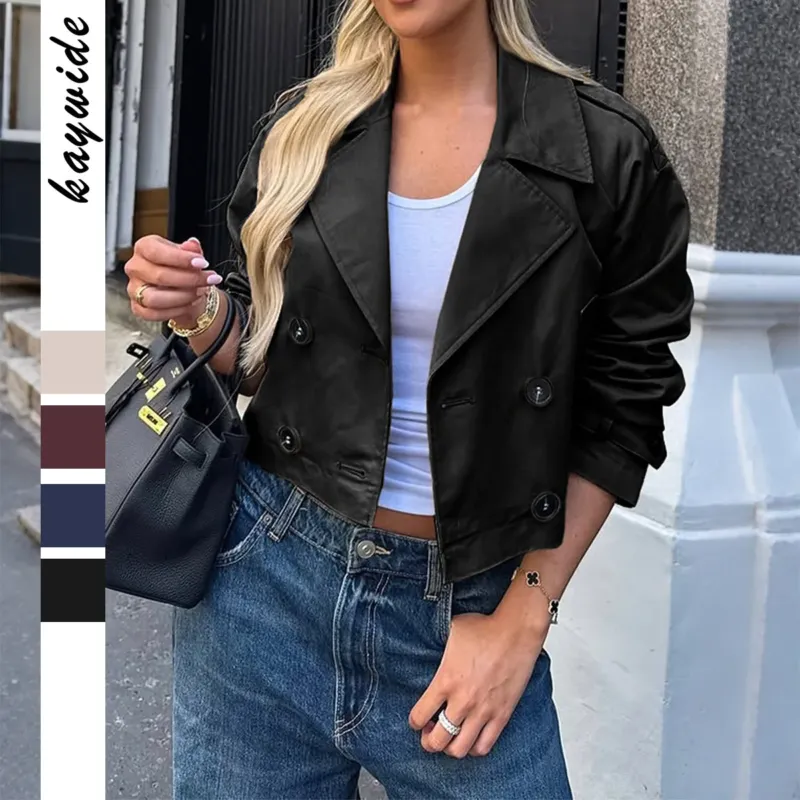 Damen kurzer Satin-Trench mit doppelreihiger Knopfleiste, aufgesetzten Pattentaschen und geknöpften Ärmelmanschetten – Avérine