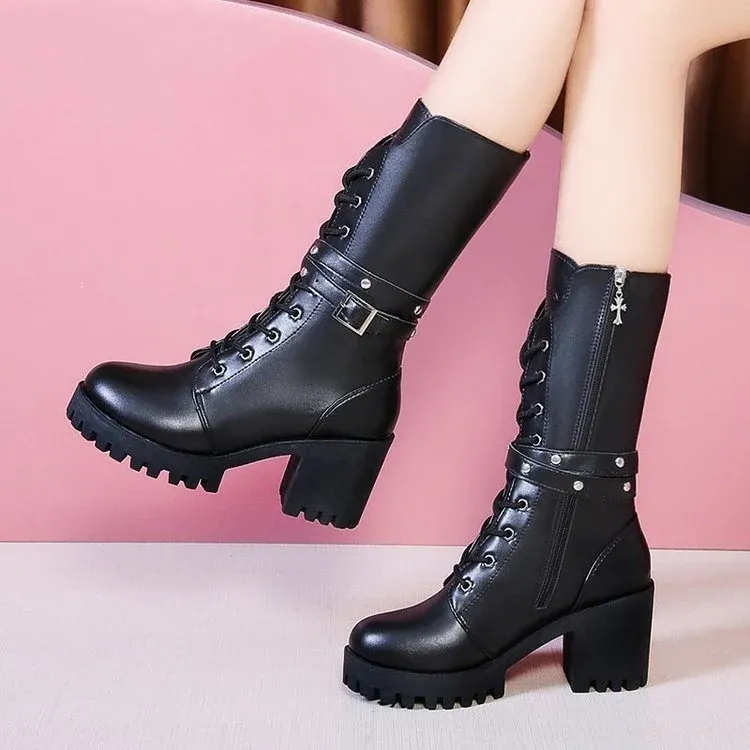Damen mittelhohe Schnürstiefel mit Profilsohle, Blockabsatz und Ziergurt – Lioré